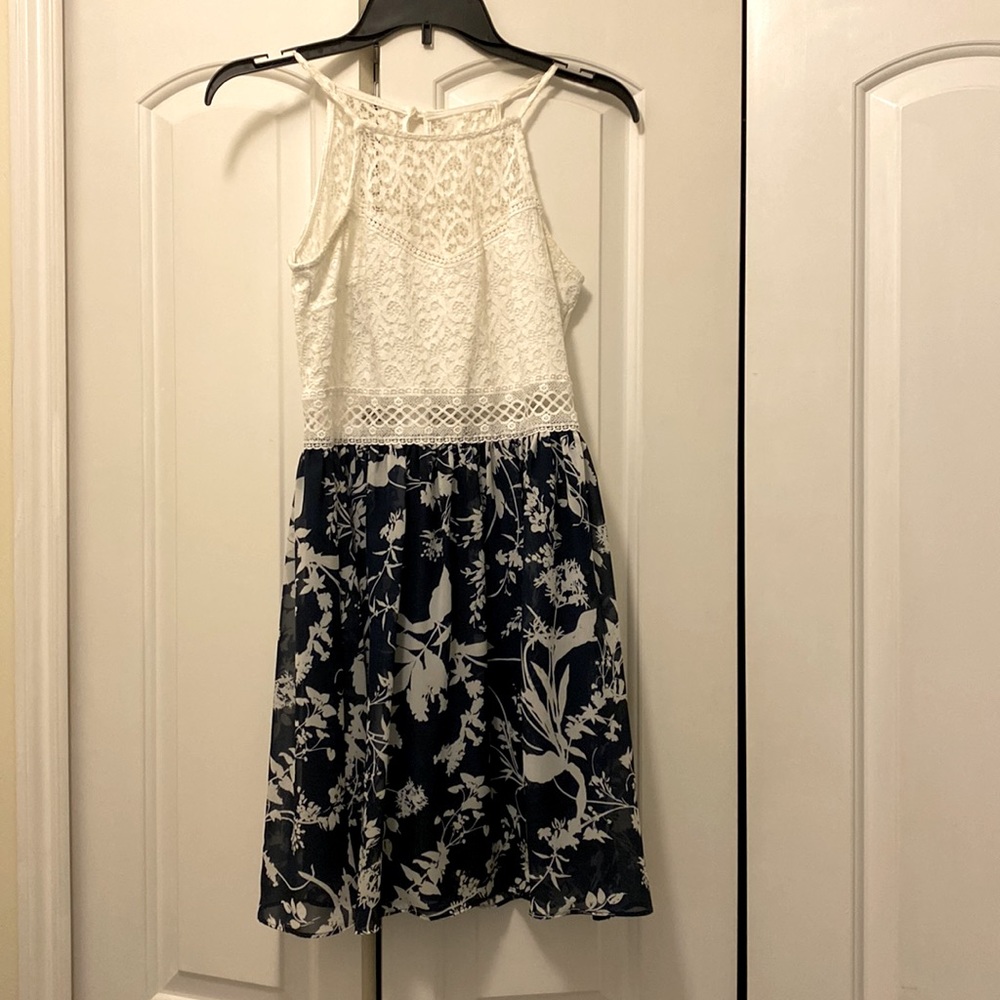 Sleeveless white lace and blue flower dress